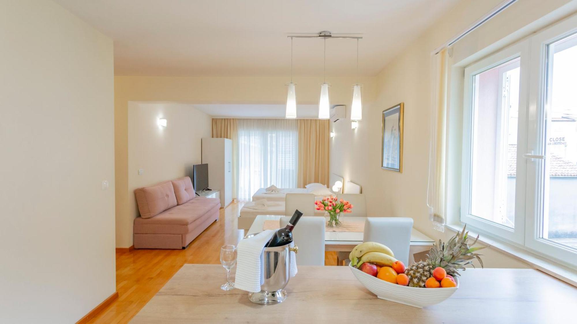 Baska Voda Apartments - Steps From The Beach, Free Parking, Central Location מראה חיצוני תמונה