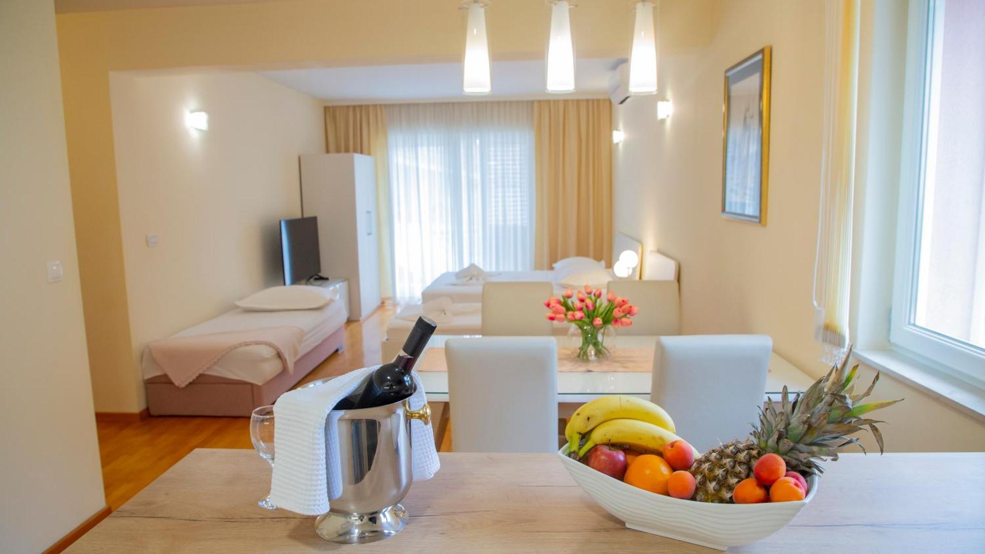Baska Voda Apartments - Steps From The Beach, Free Parking, Central Location מראה חיצוני תמונה