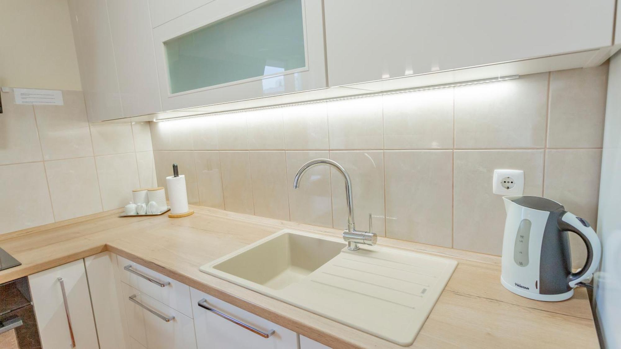 Baska Voda Apartments - Steps From The Beach, Free Parking, Central Location מראה חיצוני תמונה