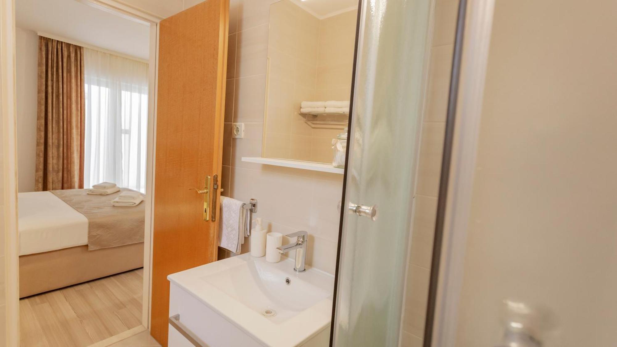 Baska Voda Apartments - Steps From The Beach, Free Parking, Central Location מראה חיצוני תמונה