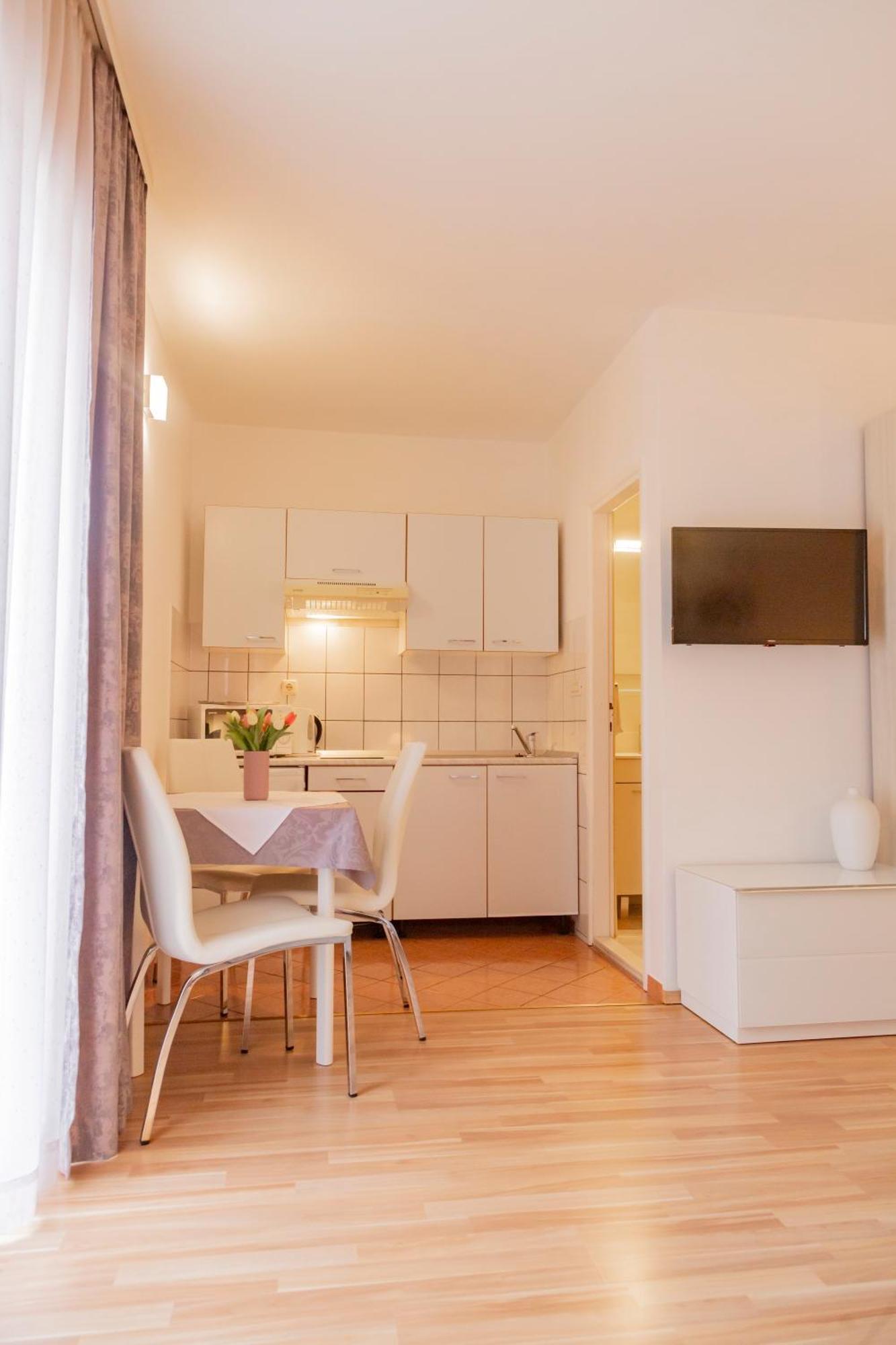 Baska Voda Apartments - Steps From The Beach, Free Parking, Central Location מראה חיצוני תמונה