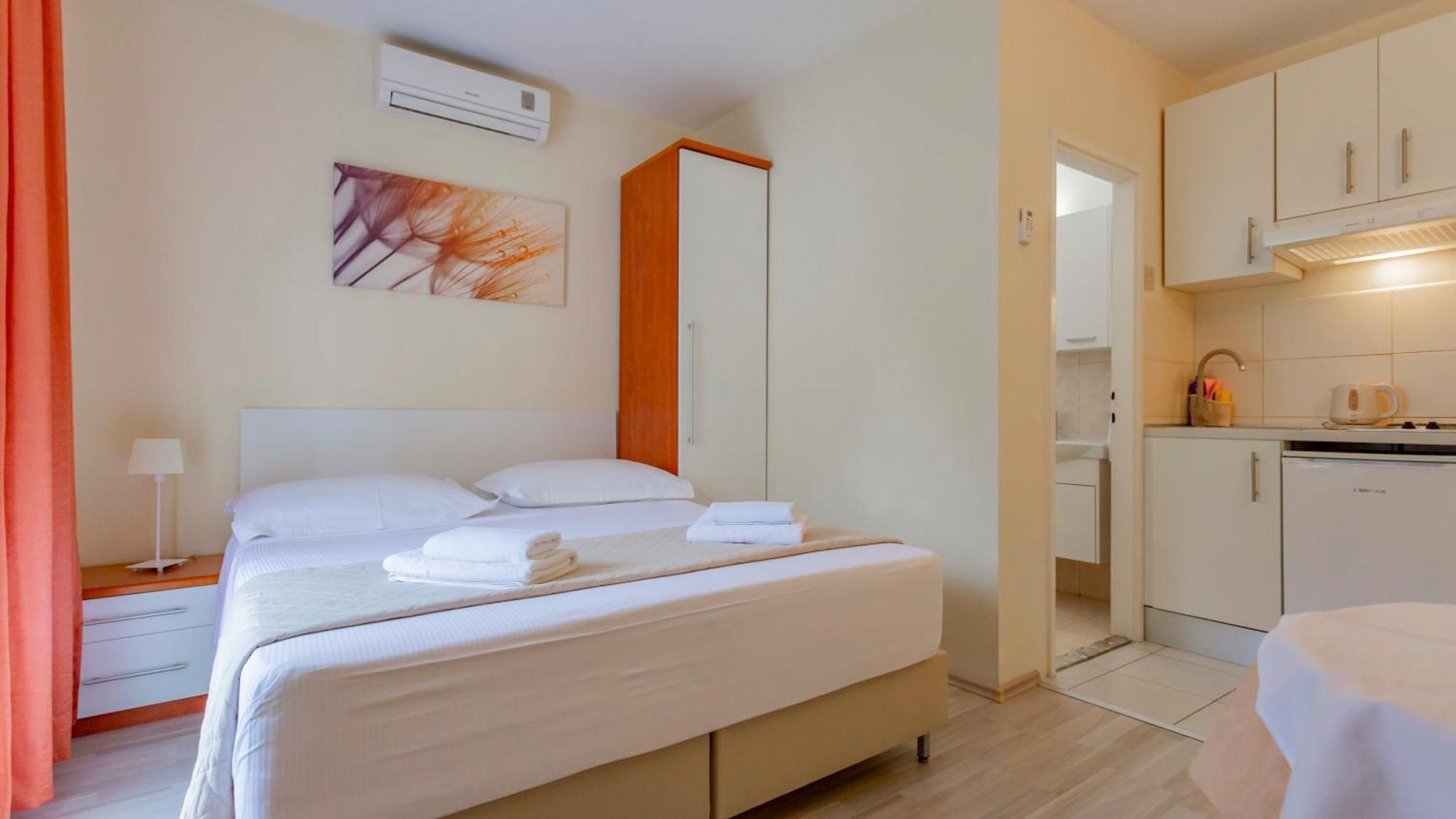 Baska Voda Apartments - Steps From The Beach, Free Parking, Central Location מראה חיצוני תמונה