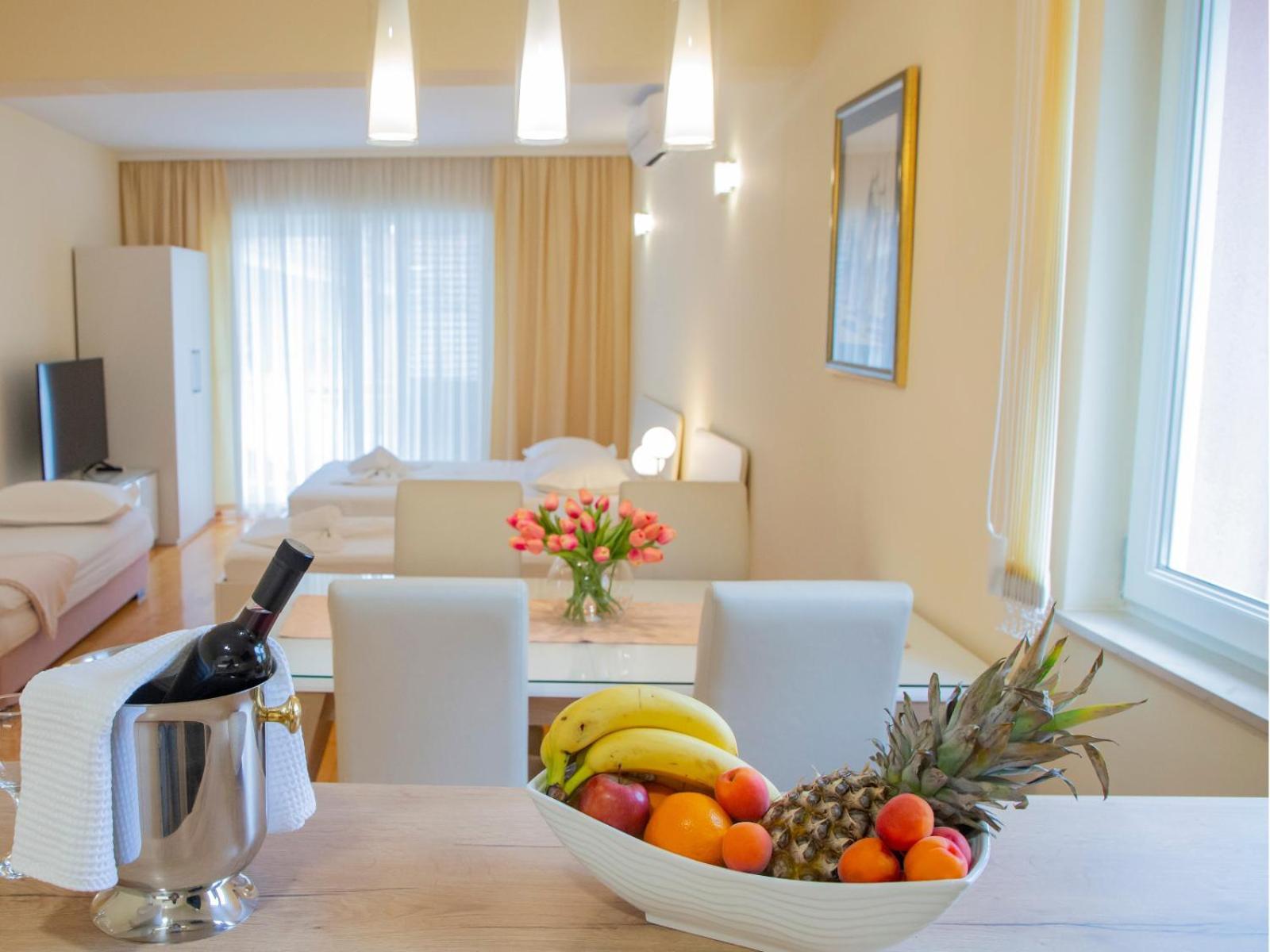 Baska Voda Apartments - Steps From The Beach, Free Parking, Central Location מראה חיצוני תמונה